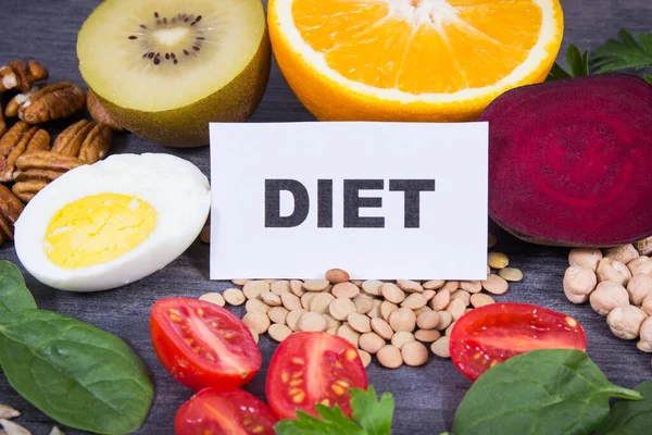 Doğal B9 vitamini ve diğer mineralleri içeren besleyici sağlıklı yiyecekler