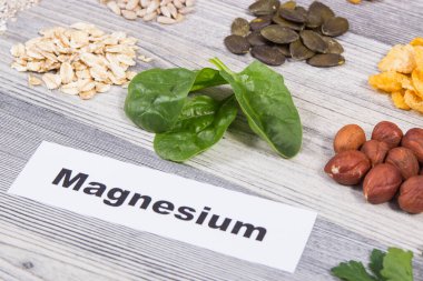 Yazıt magnezyum ve içinde doğal magnezyum ve diğer vitamin ve mineraller bulunan sağlıklı besinler.