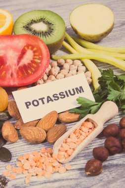 Doğal K vitamini ve mineraller içeren sağlıklı besin maddeleri