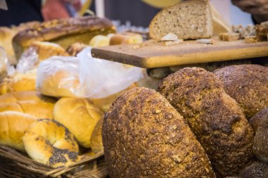 Taze pişirilmiş geleneksel buğday somunları veya markette veya fırında tahıllı çavdar ekmeği.