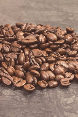 Beton yapının üzerinde kavrulmuş kahve taneleri yığını.