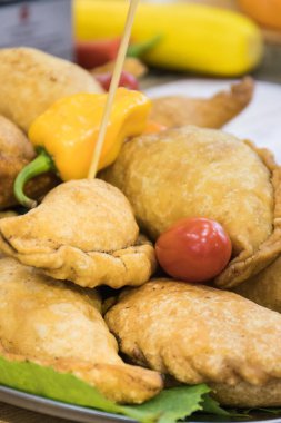 Koyun etli taze kızarmış hamur köftesi. Geleneksel Tatar ve Ukrayna mutfağı