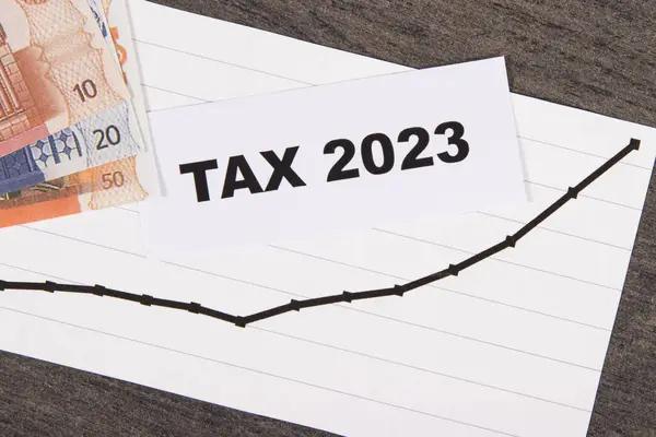 2023 증가를 보여주는 그래프 세금을 — 스톡 사진