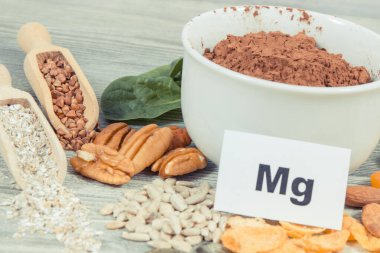 Besleyici sağlıklı besinler, kaynak olarak doğal magnezyum, beslenme lifleri ve diğer vitamin ve mineraller.