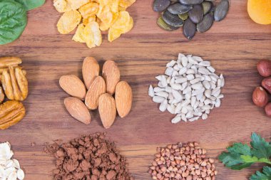 Besleyici sağlıklı besinler, kaynak olarak doğal magnezyum, beslenme lifleri ve diğer vitamin ve mineraller.