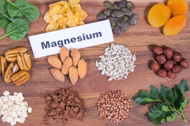 Besleyici sağlıklı besinler, kaynak olarak doğal magnezyum, beslenme lifleri ve diğer vitamin ve mineraller.