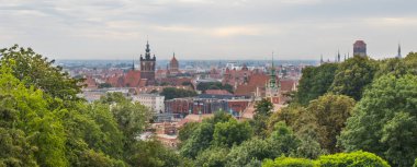 Gdansk, Polonya - 25 Ağustos 2023: Gora Gradowa 'dan Gdansk şehir merkezindeki eski veya modern binalar üzerine panorama