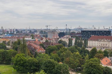 Gdansk, Polonya - 25 Ağustos 2023: Polonya 'nın Gdansk kentinin merkezinde vinçlerle ve eski veya modern binalarla Gora Gradowa liman komplekslerine bakın