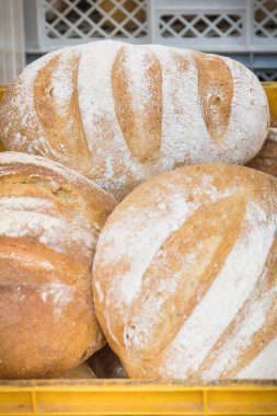 Taze geleneksel buğday somunları veya tezgahta veya fırında çavdar ekmeği