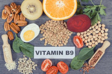 Doğal B9 vitamini, mineraller ve beslenme lifleri içeren ürünler ve malzemeler. Sağlıklı besleyici yiyecekler