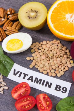 Doğal B9 vitamini, mineraller ve beslenme lifleri içeren ürünler ve malzemeler. Sağlıklı besleyici yiyecekler