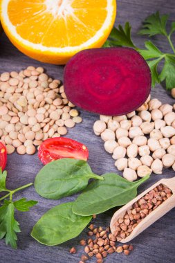 Doğal B9 vitamini, mineraller ve beslenme lifleri içeren ürünler ve malzemeler. Sağlıklı besleyici yiyecekler