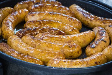 Baharatlı ev yapımı sosis. Geleneksel cila yiyecekler