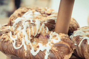 Markette, kafede ya da şekerci dükkanında kremalı taze pişmiş kabuklu çörek.