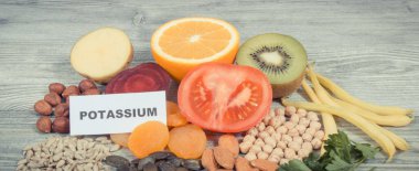 Doğal K vitamini ve mineraller içeren sağlıklı besin maddeleri