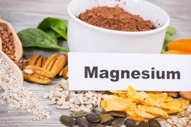 Besleyici sağlıklı besinler, kaynak olarak doğal magnezyum, beslenme lifleri ve diğer vitamin ve mineraller.