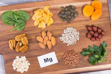 Besleyici sağlıklı besinler, kaynak olarak doğal magnezyum, beslenme lifleri ve diğer vitamin ve mineraller.
