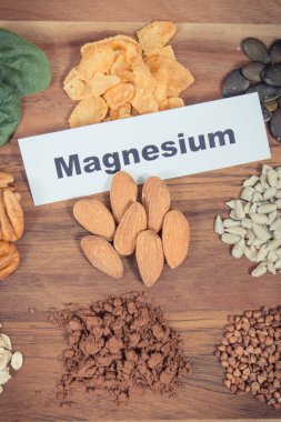 Magnezyum, diyet lifleri ve diğer vitaminler ve mineraller içeren besleyici sağlıklı yiyecekler
