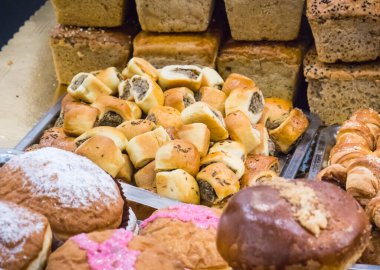 Markette ya da markette taze pişmiş donut ve diğer kurabiyeler. Lezzetli çıtır tatlı.