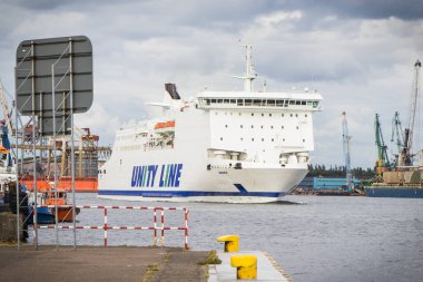 Swinoujscie, Batı Pomeranya - 15 Temmuz 2022: Ystad 'dan Swinoujscie' ye giden büyük yolcu ve araba feribotu Unity Line Skania. Baltık Denizi 'nden Nakliye