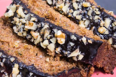 Fındık ve kuru üzümlü kabak hamuru parçaları. Tatlı nefis.