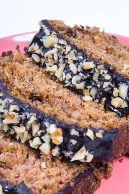 Fındık ve kuru üzümlü kabak hamuru parçaları. Lezzetli tatlı. Beyaz arkaplan