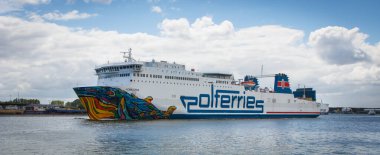 Swinoujscie, Batı Pomeranya - Polonya - 13 Haziran 2021: Swinoujscie limanından kalkan Krakovia feribotu. Yolcuları ve arabaları Ystad 'a naklet