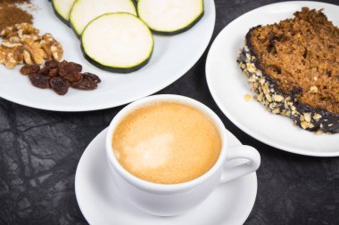 Kabaktan yapılmış taze fırınlanmış hamur işi ve bir fincan beyaz kahve. Tatlı nefis.