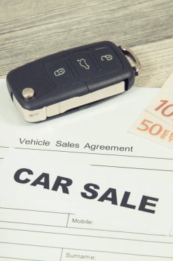 Siyah araba anahtarı, euro banknotları ve bir çeşit araç satış anlaşması. Araba satışı. Satışlar ve yeni ya da kullanılmış araba alımları