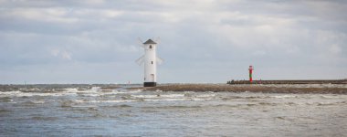 Swinoujscie, Batı Pomeranya - Polonya - 13 Haziran 2021: Fırtınalı ve rüzgarlı bir günde Windmill Stawa Mlyny. Karakteristik yön bulma işareti