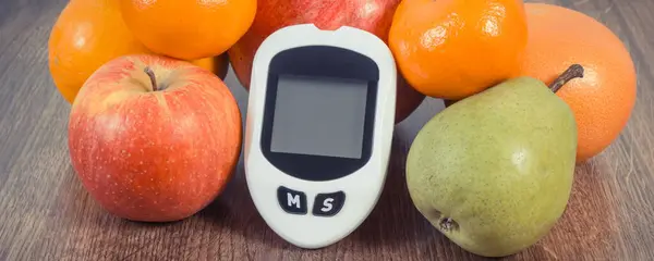 Glukometr Pomiaru Kontroli Poziomu Cukru Świeżych Dojrzałych Owoców Zdrowy Tryb Zdjęcia Stockowe bez tantiem