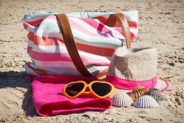Kumsalda kumda dinlenmek için aksesuarlar. Seyahat ve tatil zamanı kavramı