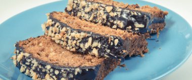 Kabak ve kuru üzümlü ev yapımı taze hamur işi. Beyaz arkaplan