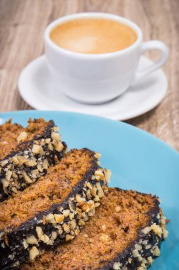 Kabak ve bir fincan beyaz kahveden yapılmış taze ev yapımı hamur işi. Tatlı nefis.