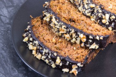 Fındıklı kabak ve kuru üzümlü taze fırınlanmış hamur işi. Tatlı nefis.