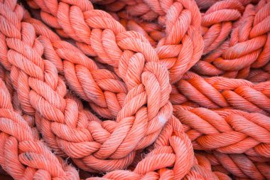 Yelkenli ya da gemideki kırmızı kalın ipler. Ayrıntılar ve geminin bir kısmı