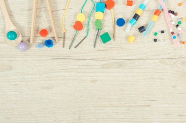 Okulda ve anaokulunda farklı renkte aksesuarlar çalınır ya da öğrenilir. Çocukların motor becerilerinin, koordinasyonun, yaratıcılığın ve mantıksal düşüncenin gelişimi. Metin veya yazı için yer