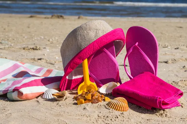 不同的配件用来放松沙滩上的沙子 夏季时间和假期 图库照片