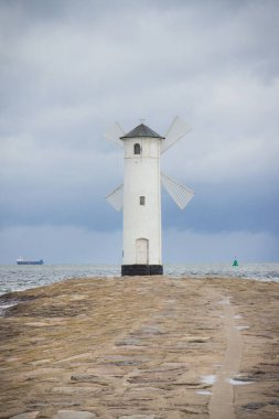 Swinoujscie, Batı Pomeranya - Polonya - 19 Ağustos 2021: Fırtınalı ve rüzgarlı bir günde Windmill Stawa Mlyny. Karakteristik yön bulma işareti