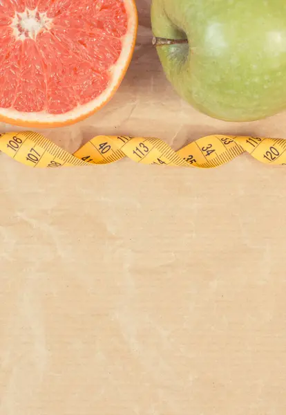 新鮮な熟した果物とテープの測定 健康的なライフスタイル 源ミネラルやビタミンとしての果物 テキストや碑文の場所 ストックフォト
