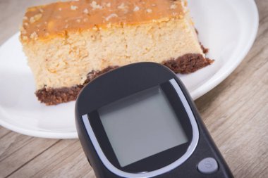 Glukometre şeker seviyesini ve tatlı peynirli keki ölçmek için kullanılır. Diyabet konsepti sırasında besin