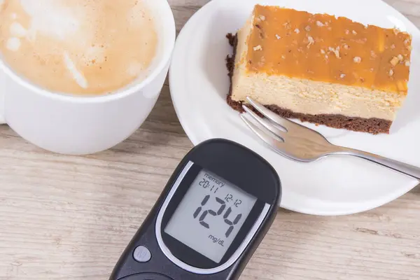 Miernik Glukozy Wysokim Wyniku Pomiaru Poziomu Cukru Porcja Słodkiego Sernika Obraz Stockowy