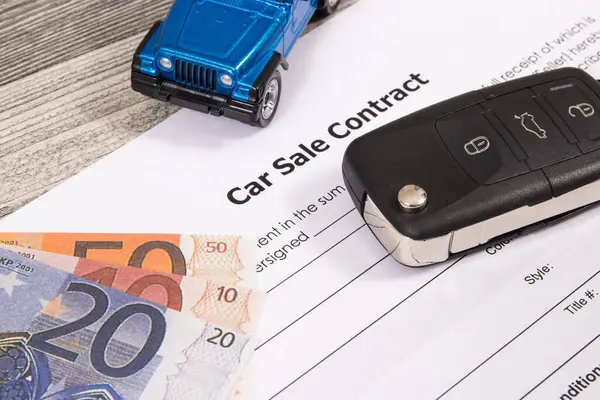 Контракт Продажу Автомобілів Банкноти Євро Маленький Синій Іграшковий Автомобіль Чорний Ліцензійні Стокові Зображення