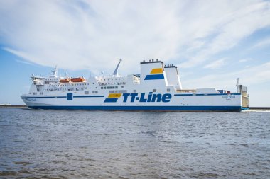 Swinoujscie, Batı Pomeranya - 13 Haziran 2023: Swinoujscie limanından kalkan TT-Line Robin Hood feribotu. İsveç 'e yolcu ve araba nakli