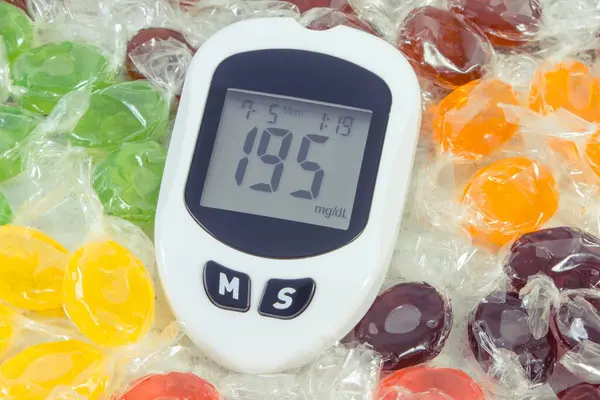 Glukometer Wysokim Wynikiem Poziomu Cukru Kolorowe Cukierki Zdrowy Styl Życia Obraz Stockowy