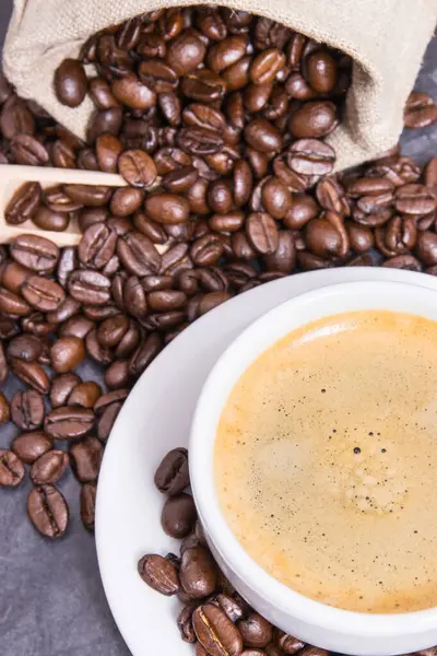 Καφές Λευκό Ποτήρι Και Καβουρδισμένοι Αρωματικοί Κόκκοι Καφέ Φωτογραφία Αρχείου