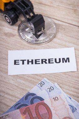 Ethereum madeni para, minyatür kazıcı ve avro faturaları. Kripto para biriminin sembolü. Uluslararası ağ ödemesi. Finans kavramı