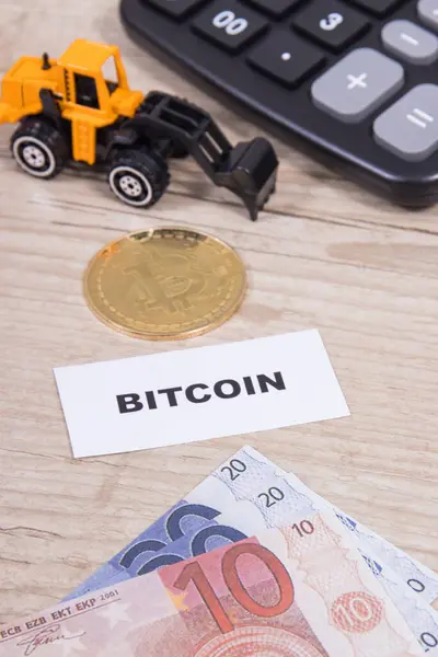 Bitcoin Χαρτονομίσματα Ευρώ Μινιατούρα Εκσκαφέα Και Αριθμομηχανή Σύμβολο Κρυπτονομισμάτων Διεθνής Εικόνα Αρχείου