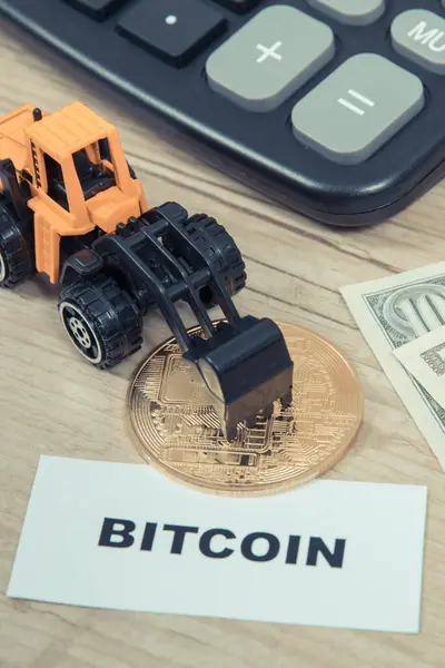Bitcoin Δολάρια Μινιατούρα Εκσκαφέα Και Αριθμομηχανή Σύμβολο Κρυπτονομισμάτων Διεθνής Πληρωμή Φωτογραφία Αρχείου
