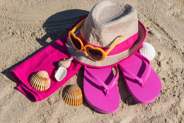 Verschiedene Accessoires Zum Entspannen Strand Strohhut Rosa Flip Flop Sonnenbrille lizenzfreie Stockbilder